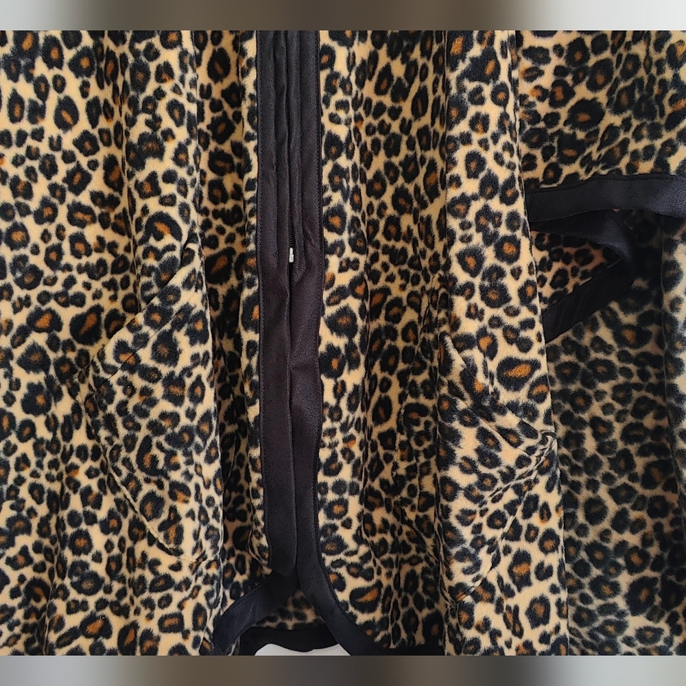Le Moda - Leopard Print - Collared Cape Poncho - One Size - Picture 6 of 8